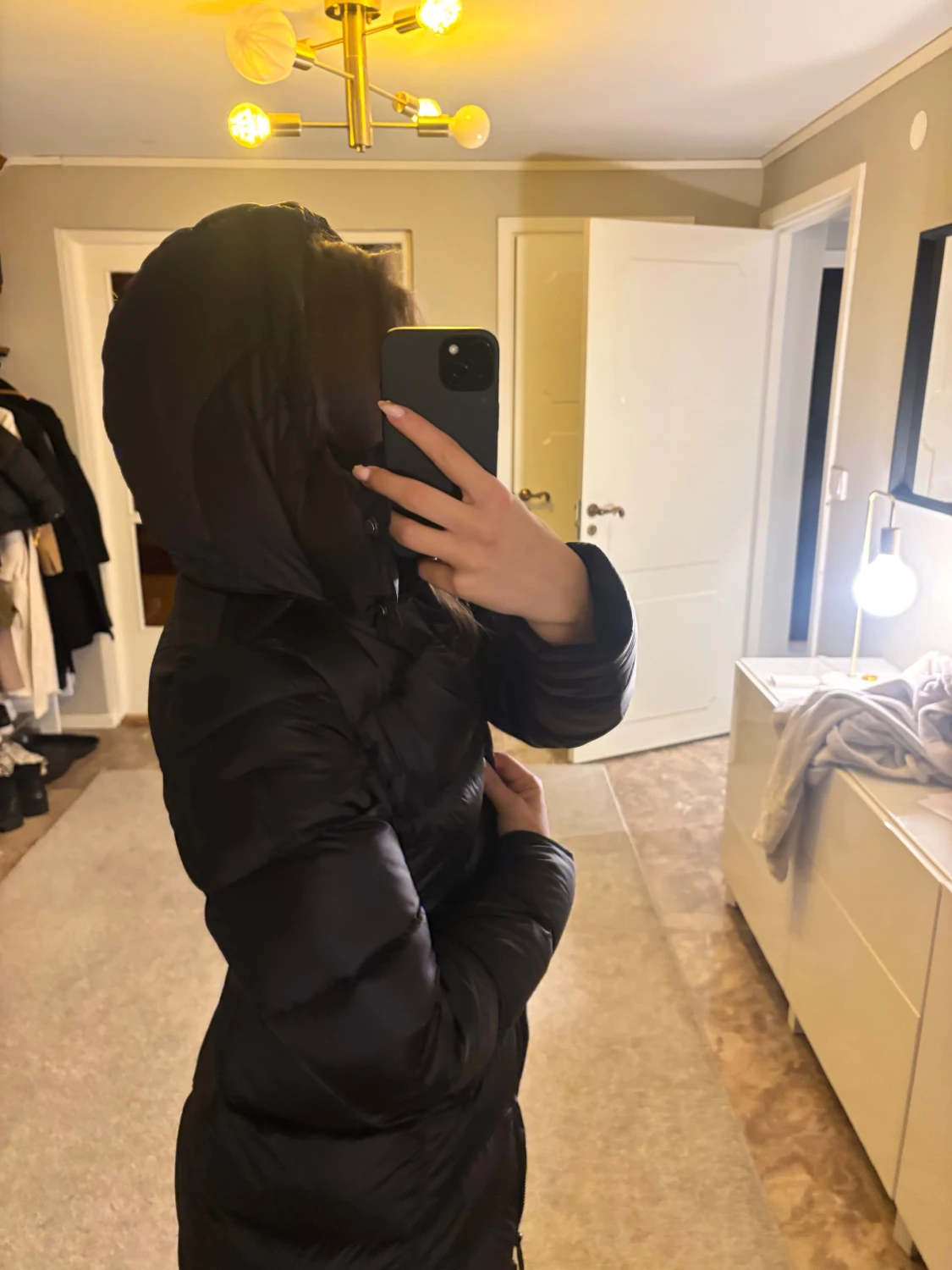 Svart lång pufferjacka med huva - 1