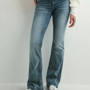 Nelly jeans - Super Low Waist Bootcut Jeans från Nelly i stl 36. Enbart använda två gånger. Jättefina, köpte för 700kr.