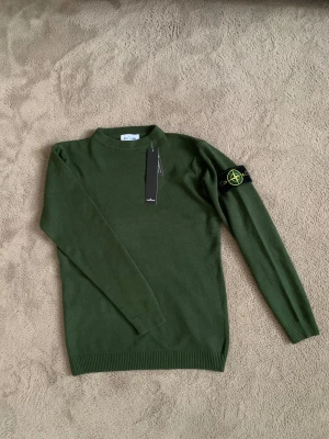 Helt Ny Stone Island Mörkgrön Tröja - Säljer denna helt nya Stone Island tröjan i mörkgrön färg, perfekt nu inför det kalla vädret❄️  Den är storlek M men skulle säga att den passar mer som S då den är slim fit och materialet är elastiskt  Vid fler frågor eller funderingar skicka gärna ett pm, Mvh