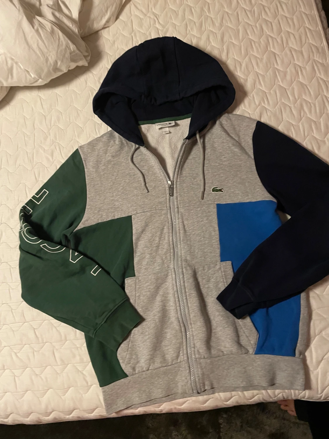 Färgglad hoodie från Lacoste med huva