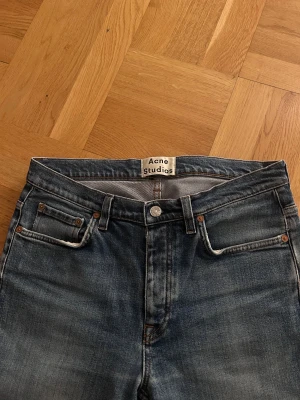 Acne studios jeans - Ett par riktigt schysta acne brallor i klassisk blå tvätt. Passformen är ganska rak/regular i en deskret design. Tyget är som vanligt på acne väldigt skönt och kvalitativt. Storlek 29/32, dock känns det som 30L. Kan skicka mått privat om det är intressant. Hör av dig vid intresse.