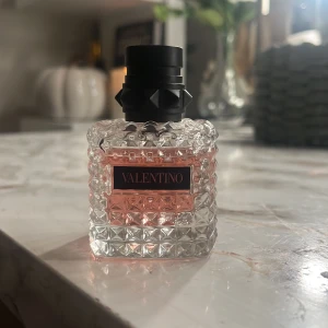 Valentino parfym  - Använt fåtal gånger så den är nästan helt full som syns på bild. Den är 30 ml. Nypris är runt 600-800kr.