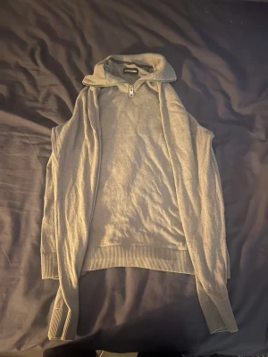 Jack&jones quarterzip  - Denna tröja är rikgit snygg och stilren för någon som vill sticka ut lite med just färgen. Den är storlek S men passar även M. Tröjan har en litet hål under vänster ärm 