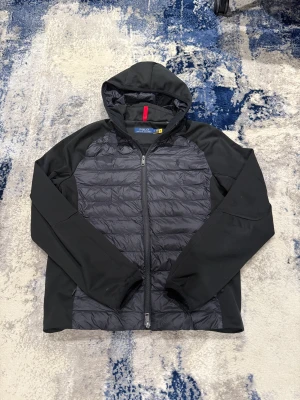 Ralph Lauren cardigan - Säljer denna skit feta Ralph Lauren cardiganen i dunder skick. Inga defekter. Storlek M. Han på bild är 185cm, 75kg. Jackan är äkta som syns på bild 6. Pris kan diskuteras vid snabb affär!