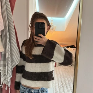 Randig stickad tröja från gina  - Inga fläckar