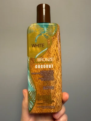 Solariumkräm  - Säljer en White 2 Bronze Cocount solarium kräm. Luktar otroligt gott! Köpt på Onsala sol för 400 kr. Säljer för 270 kr. Kan användas ute i solen med. Inte använd mycket. 