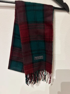 Burberry halsduk - Burberry scarf i fint skick! Hör av dig vid frågor och kolla gärna in min profil där jag säljer andra burberry halsdukar mm! 
