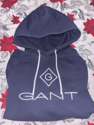 Mörkblå gant hoodie  - Riktigt fin och bra gant hoodie i storlek M