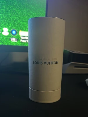 Louis Vuitton Imagination parfym - Stilren parfym från Louis Vuitton med namnet Imagination. Perfekt för dig som vill ha en exklusiv känsla i vardagen. Snygg flaska och lyxig förpackning. Volym och ingredienser framgår ej på bilderna.