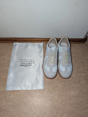 Maison Margiela gats - Tjena! Säljer nu dessa sjukt feta maison margiela skorna |skick:10/10 | modell: gats |nypris: 7500 |priset kan diskuteras! |tveka inte på att höra av dig vid mer frågor samt fler/bättre bilder! Kan mötas upp i Göteborg, närliggande stad eller frakta runt hela Sverige! 