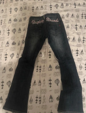 Replay Brand mörkblå low waist bootcut jeans - Säljer ett par mörkblå jeans från Replay Brand med broderad logga på bakfickorna. Vintage limited edition, helt slutsålda och i jätte bra skick. Pris kan diskuteras