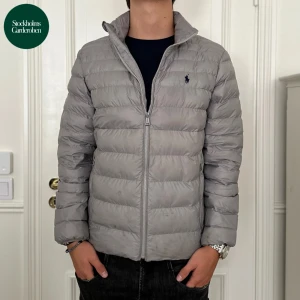 Dunjacka Polo Ralph Lauren - Dunjacka från Polo Ralph Lauren | Storlek: S - Skicket på jackan är bra förutom defekter på bild 4. Priset kan diskuteras. 