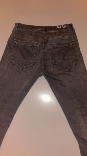 Dondup jeans - Dondup jeans grå i storlek 32, mycke bra skick använda endast fåtal gånger.