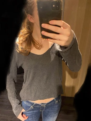 Super sött topp - Köpt från Brandy Melville för ett tag sedan och använd ett par gånger, men nu har den bara legat i garderoben på senaste💗💗  Fortfarande i fint skick! Går att använda på flera olika sätt (se bilder). Står ingen storlek men det passar S/M🩷  Vid mer info osv hör gärna av dig🫶🏼🫶🏼