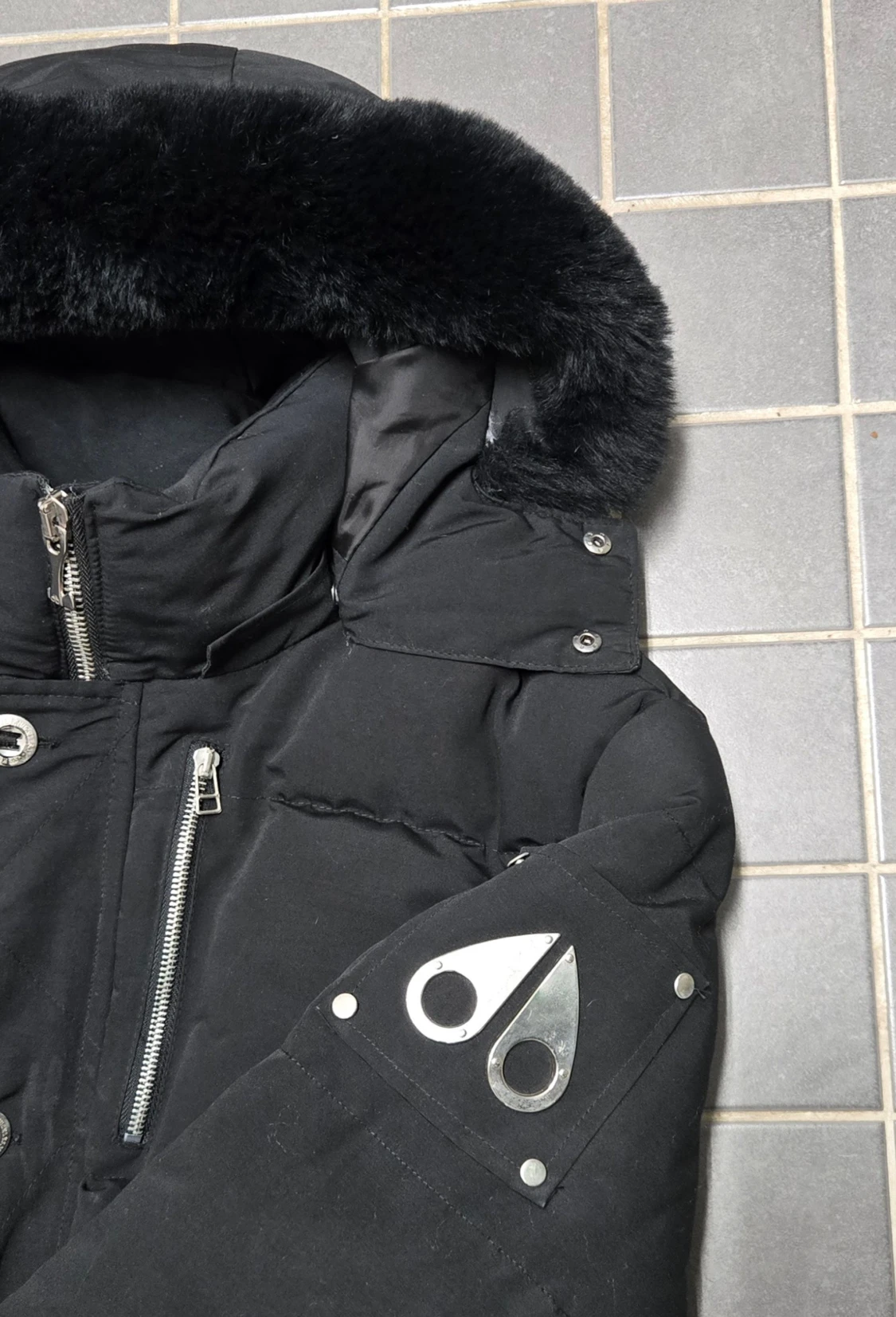 Svart pufferjacka med päls från Moose Knuckles - 1