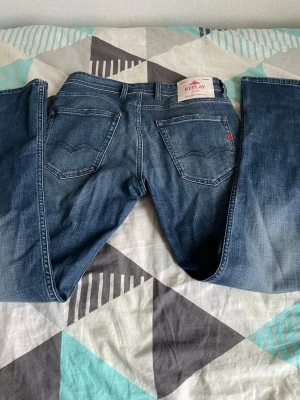 Replay jeans blå straight fit 29/30 - Säljer ett par snygga blå jeans från Replay i storlek 29/30. Klassisk femficksmodell med raka ben och normal passform. Perfekt för dig som gillar stilrena och tidlösa jeans. Använda bara en gång. Pris kan diskuteras. 
