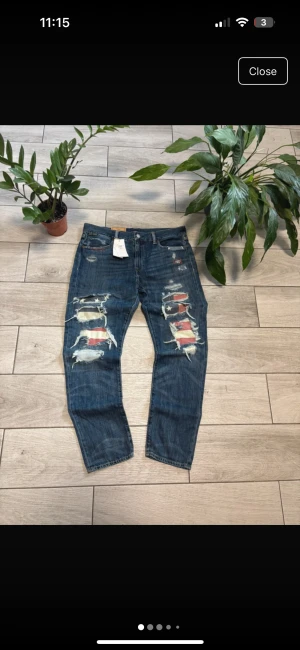 Sällsynta Ralph Lauren jeans - Nya W29 - Säljer dessa helt nya sällsynta ralph lauren jeansen i storlek 29. Jeansen är mörkblåa med unika slitningar och fades. Jeansen sitter slim och passar mig fint som är 178, men passar både längre och kortare. Mått och bild med jeansen på kan skickas vid fråga, och priset är inte hugget i sten.  Tvivla inte med att komma med frågor ifall du har minsta fundering.