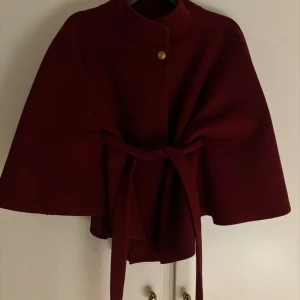 Vinröd poncho från Missäy - Säljer en vinröd poncho kappa Blair från Missäy. I den vinröda limited edition färgen❤️ knappt använd och öppen för pris ändring