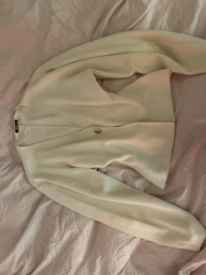 Fin blus och kofta med guld knapp  - Vit blus och kofta med guld knapp 