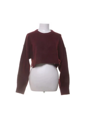 Vinröd croppad stickad tröja - Snygg vinröd croppad stickad tröja med rund hals och långa ärmar!❤️