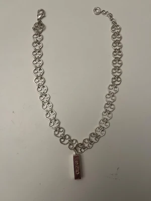 Snö of Sweden - halsband - silverfärgad - Ett snyggt halsband i silverfärg från Snö of Sweden. Halsbandets längd är ca 46cm  Är inte säker på material, men alla smycken från snö of Sweden är bly och nickelfria.  Och tillverkar deras smycken av rostfritt stål eller en bas av mässing och tenn som sedan pläteras i äkta silver eller guld.