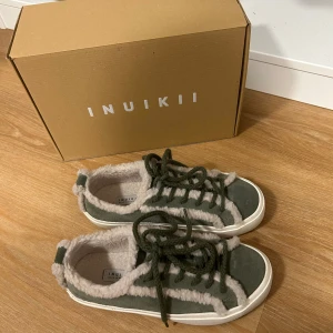 Inuikii skor - Säljer dessa inuikii skor i storlek 38, fint skick och inte alls mycket använda. Dock är sulan lite smutsig🥰🫶