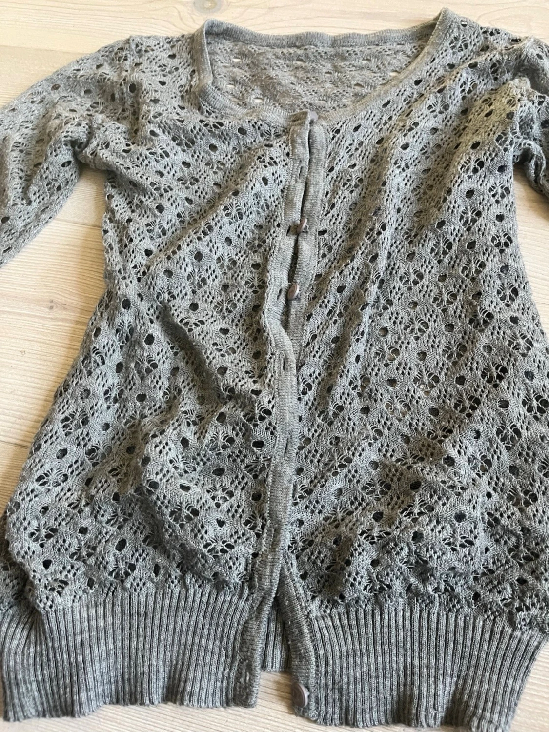 Grå spetskofta med knappar