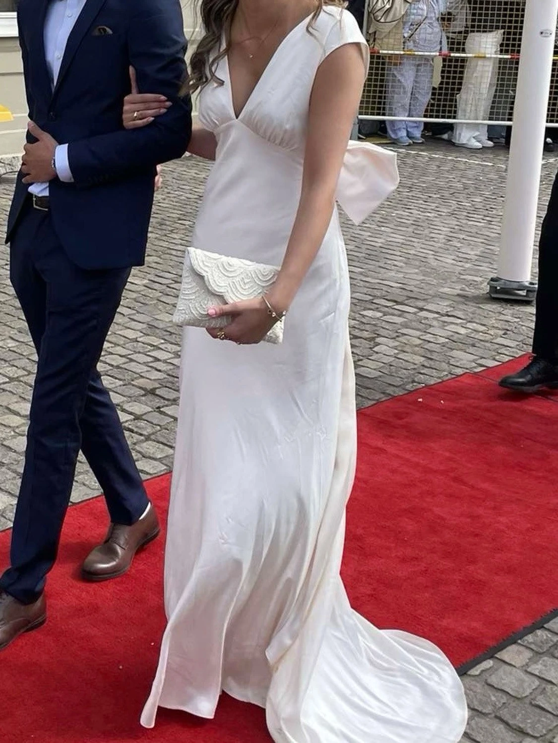 Cremevit balklänning med stor rosett - 2