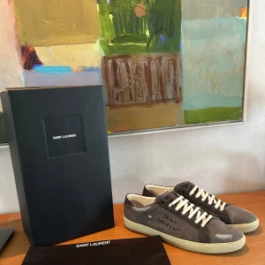 INTRESSEKOLL!  Saint Laurent skor - Tja! Säljer dessa grå sneakers från Saint Laurent med Perfekta för en avslappnad men stilfull look. Just denna modell är limiterade och svåra att få tag på! Alla tillbehör på bilden medföljer⚡️