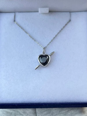 Maria Nilsdotter ”Rebel Love” inspirerat halsband - Aldrig använd, silverpläterad och tillverkad av rostfritt stål. Kedjans längd 40+5 cm och nickelfri. Om du har fler frågor, tveka inte att höra av dig 🤗