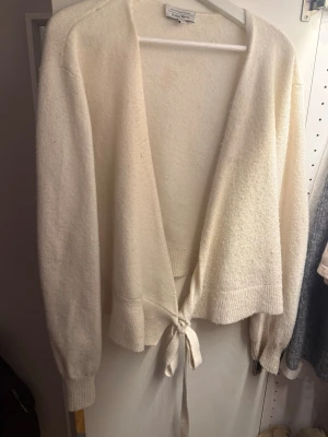 Vit jättefin omlottkofta från & Other Stories - Jättefin kofta 