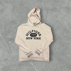 Vintage Hilfiger hoodie - Tommy Hilfiger hoodie med riktigt najs tryck, pris kan diskuteras vid snabbaffär 😊