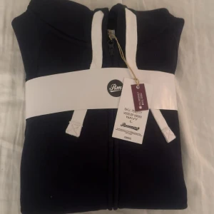 Russemerch zip up unisex - Helt ny med prislapp i storlek L i unisex. Denna har ej vecklats upp ur förpackningen. Aldrig använd, därav priset.