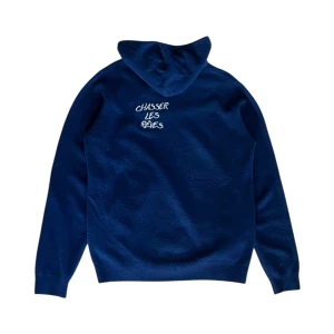 Fine merino hoodie från RealSociete - Riktigt skön marinblå merino hoodie från Real Societe. Stilren brodyr på vänstra sidan av ryggen där det står Chasser les reves vilket på franska betyder jaga dina drömmar. Finns i alla storlekar på profilen