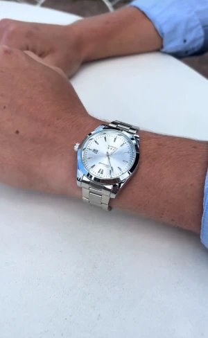 Silverfärgad klocka x Doventi  - 🌟 Doventi - Helt ny och oanvänd klocka i toppskick! 🌟 🎁 Levereras komplett med originalbox. ✨ Perfekt skick, garanterat utan defekter. ⚙️ Enkel justering för optimal passform. 🚀 Snabb leverans samma dag – direkt till dig!