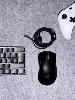 Gamingset (Mus, Tangentbord, Hörlurar, Kontroll) - Razer Mamba trådlös gamingmus - Razer Mamba trådlösa gamingmus har en högupplöst Razer 5G optisk sensor med 16 000 dpi  Corsair K65 RGB Mini tangentbord för gaming - Corsair K65 RGB Mini tangentbord för gaming tar det bästa från båda världar, då det är utrustat med många praktiska funktioner men även en liten kropp på ungefär 60% av ett vanligt tangentbord.  Barracuda X Trådlöst Headset - Barracuda X är ett trådlöst headset från Razer, designat för spel och ljudunderhållning. Headsetet erbjuder 