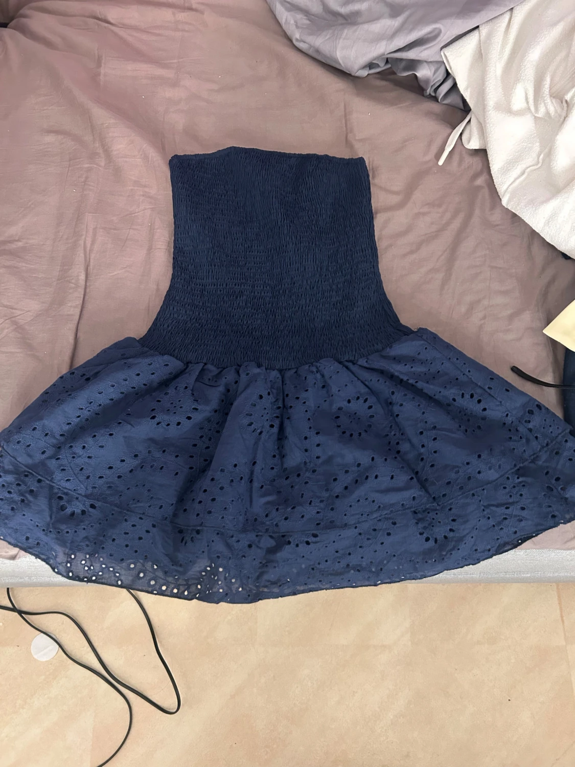 Marinblå kort klänning med broderi