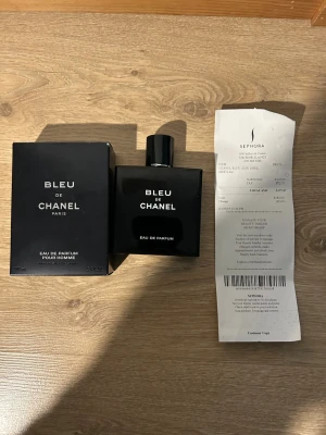 Bleu de Chanel 100ml EDP - Stilren och populär Eau de Parfum från Chanel, 100 ml, tillverkad i Frankrike. Perfekt för dig som vill ha en klassisk och modern doft i din samling.
