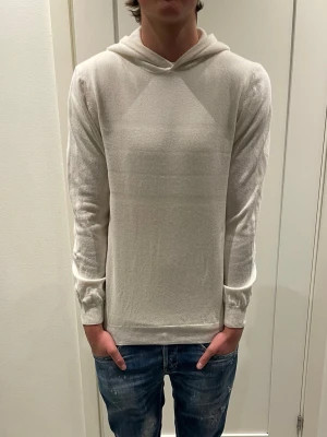 Oscar Jacobsson Kashmirhoodie - Säljer nu denna Oscar Jacobsson Hoodie i storlek S, skriv för fler bilder/frågor🙌🏼