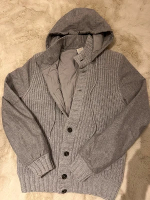Grå stickad cardigan från Gran Sasso - Säljer denna riktigt schyssta cardigan från gran sasso. Skick 10/10. Modellen är 185. Size S passar M. Tveka inte att skriva om ni har några funderingar!
