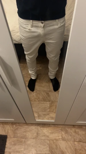 Slim jeans  - Slim jeams - Vita - Storlek: 29/32 - Mycket bra skick - Nypris: 1299kr - Mitt pris: 199kr - hör av dig vid funderingar 💫