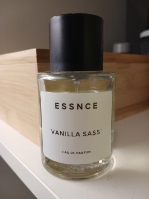 Vanilla sass (Essnce) Eau de parfum 🍓 - Luktar som en vaniljig jordgubbstårta ungefär. Fått mycket komplimanger. Har så många vaniljdofter redan. 🤍🍰