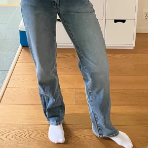Abrand ljusblå jeans A'99 Low Straight - Säljer ett par ljusblå jeans från Abrand Jeans, modell A'99 Low Straight. Jeansen har låg midja och raka ben! Aldrig använda, men prislappen är borttagen