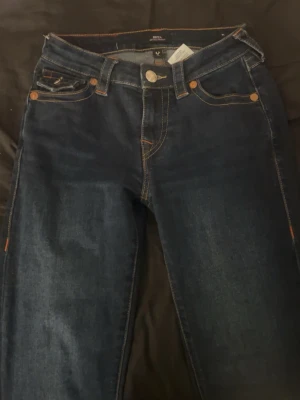 True religon jeans - Säljer mina True religon jenas för att jag inte använder ofta. Det är storlek W24 och i bra skick. Det är mid rise och utsvängda där nere