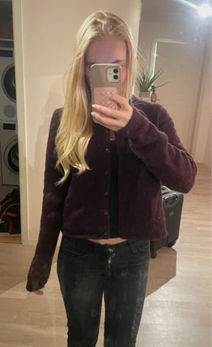 Stickad kofta  - Vinröd stickad kofta från Gina. Nypris 359kr. Knappt använd Storlek M men passar S-M. 