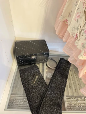 Glittriga svarta byxor - Helt nya svarta leggings i silvrig glitter med prislapp. Perfekta till nyår! Storlek S. 