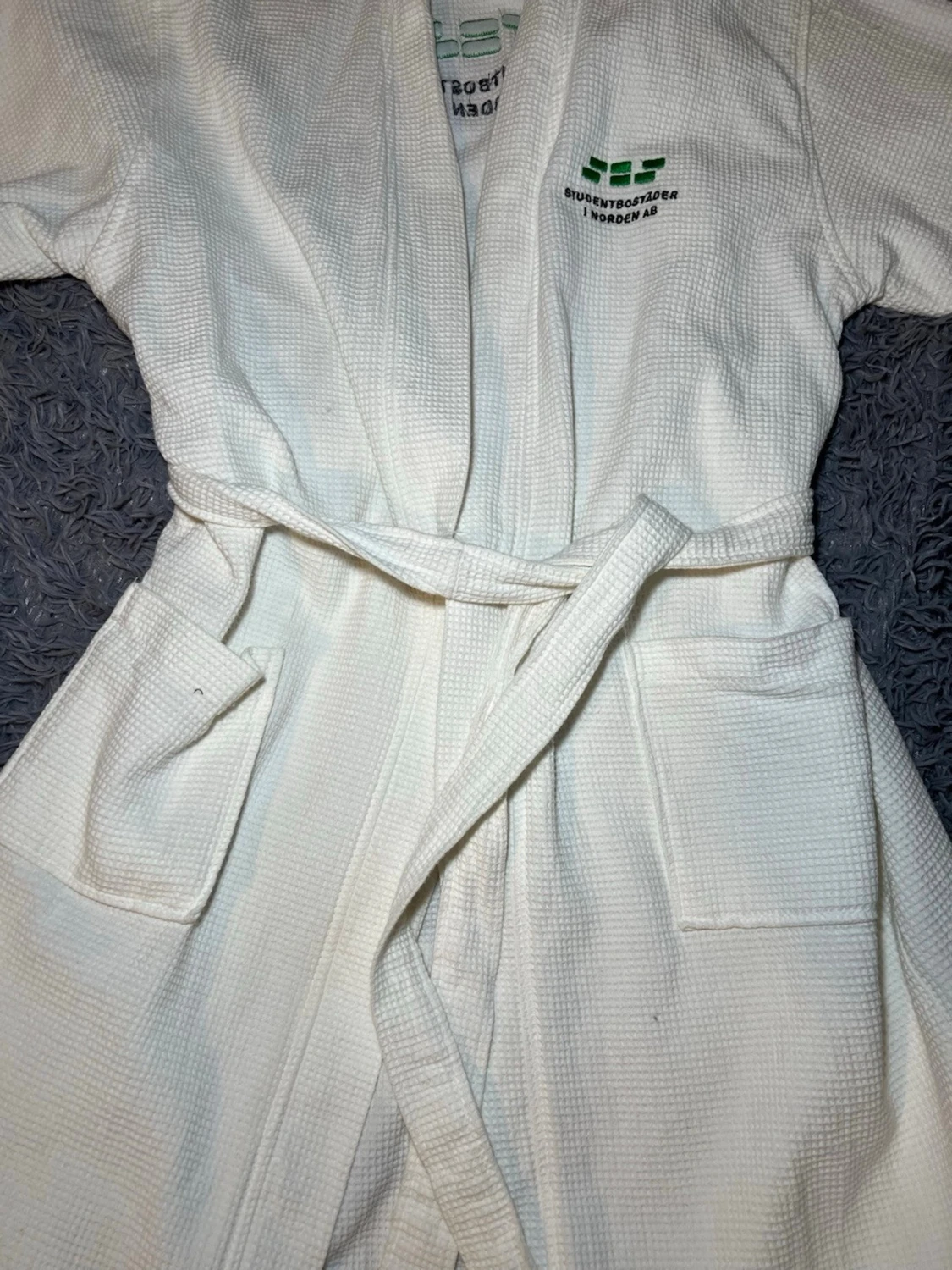 Vit badrock från Studentbostäder i Norden AB - 1