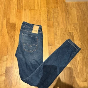 Replay anbass jeans - Säljer ett par blå Replay Anbass Hyperflex jeans i slim fit. Storlek 32/34 ny priss ligger runt 1500kr. Pris kan diskuteras 