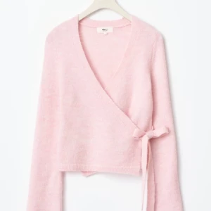 Rosa omlottkofta med knyte  - Rosa omlottkofta med knyte som liknar den ifrån Gina Tricot. Den har långa ärmar och ett knytband i midjan för en justerbar passform. Köpt utav en här på plick, men aldrig använda utav mig. Jätte fint skick och storlek S. Skriv för frågor eller bilder på! 💗