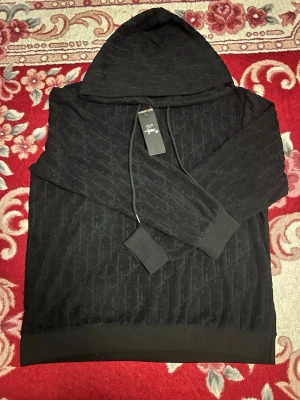 Dior hoodie - Kontakta om ni har någon frågor 